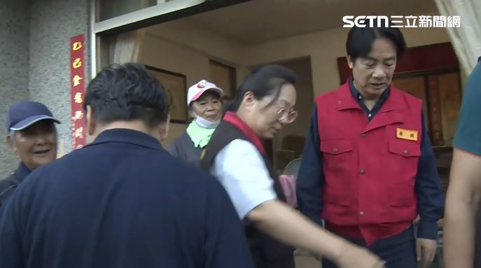 賴清德勘災遇到民眾當面告狀說徐榛蔚都沒有幫忙，徐榛蔚則是趕快要賴清德看水溝。（圖／翻攝畫面）