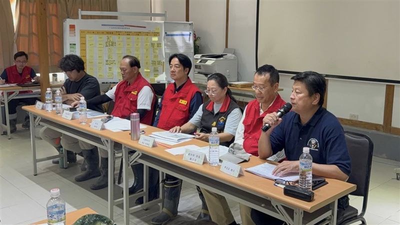 花蓮縣長徐榛蔚、國民黨立委傅崐萁5日同指光復鄉下水道已經失效、必須重做，當場遭中央災害協調所副指揮官李孟諺指正。（圖／翻攝自傅崐萁臉書）