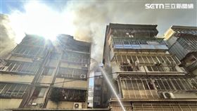台北市辛亥路七段巷內公寓頂樓發生火警。（圖／翻攝畫面）
