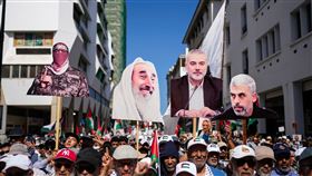 5日摩洛哥首都拉巴特出現挺巴勒斯坦遊行，隊伍中人群手持哈瑪斯領袖的肖像。隨著哈瑪斯部分同意川普的和平方案，以色列和哈瑪斯的代表6日將在埃及討論加薩停火與人質釋放。（圖／美聯社／達志影像）