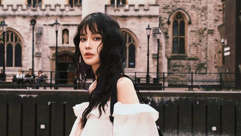 賴品妤清涼濕身解放泳裝　白皙美腿全都露