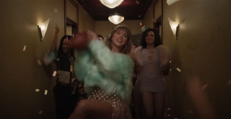 泰勒絲接住橄欖球。（圖／翻攝自Taylor Swift YouTube）
