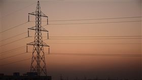 美國現階段電網基建設施，不僅具政策支持、回報穩定，且需求持續成長，電網基建類股也成為美國公用事業中，具低風險、高回報的「安全賽道」。（示意圖／PIXABAY）