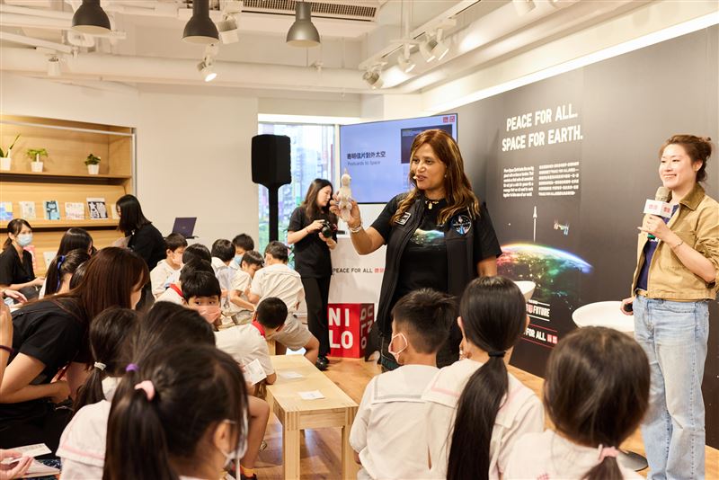 「UNIQLO PEACE FOR ALL慈善T恤企劃—太空人與台灣學子有約，現場超過60位台灣學子與太空人面對面交流。（圖／品牌業者提供）