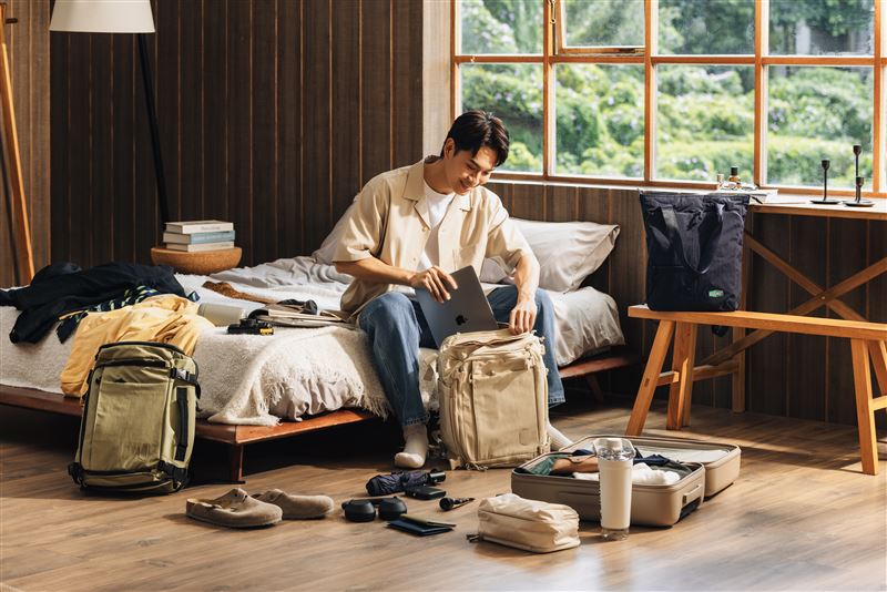 BAGSMART「旅人休閒擴充後背包 38L」，外型簡約，內在卻暗藏小行李箱般的收納能力。（圖／品牌業者提供）