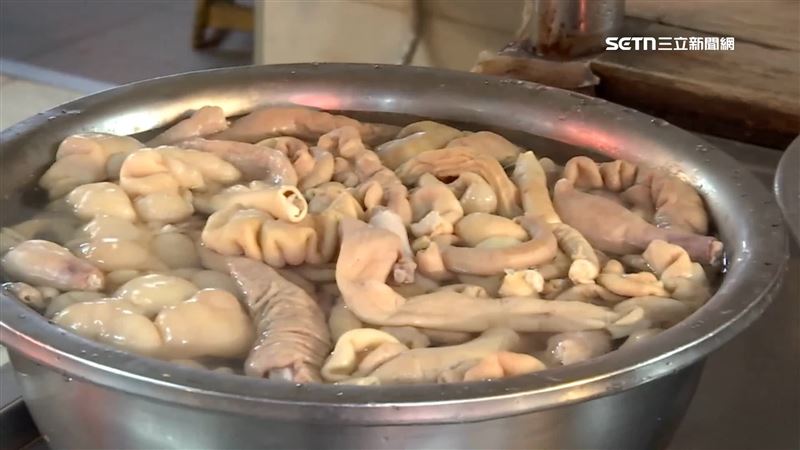 百威明知工業級雙氧水卻用於加工豬腸，破壞社會秩序安定，遭重罰5400萬。(圖/翻攝畫面)