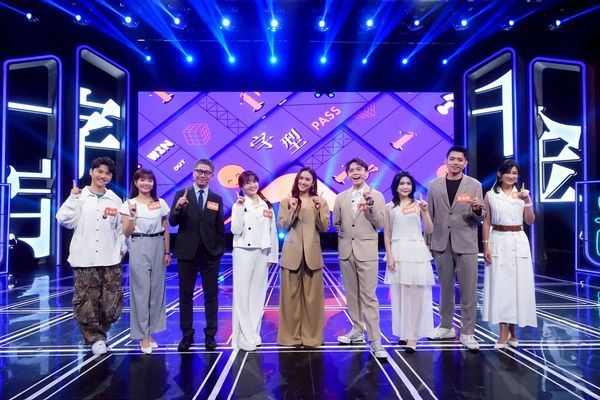 公視《一字千金》新一季主持人Sandy吳姍儒（中）與參賽者合照。（圖／公視提供）