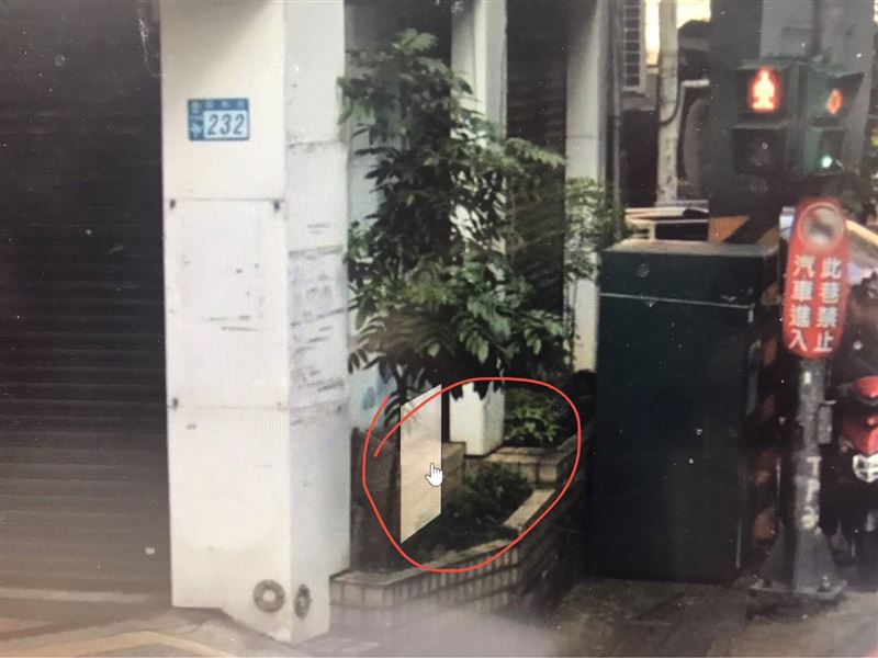 祝女背包丟在路旁花圃。（圖／翻攝畫面）
