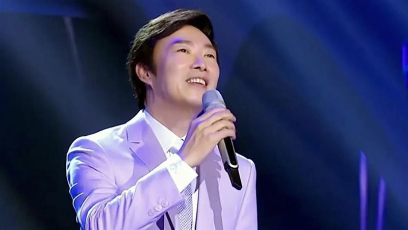 資深歌手「小哥」費玉清雖已引退多年，仍擁有大批死忠粉絲。（圖／翻攝自費玉清粉絲FB）