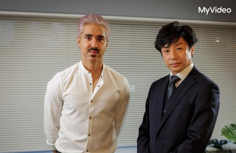 記者莫比恩阿扎爾（左）面對面訪問東山紀之（右），曾是傑尼斯事務所一員的他，接任公司解散改組後負責處理性侵案後續的SMILE-UP. CEO。（圖／台灣大哥大MyVideo提供）