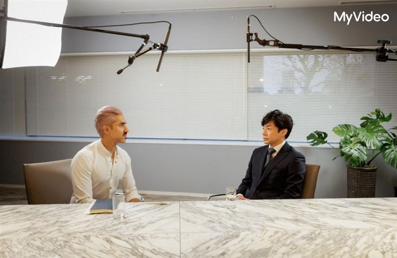 節目說服傑尼斯前偶像東山紀之（右）受訪，他承認已經和近200名受害者面對面對談。（圖／台灣大哥大MyVideo提供）