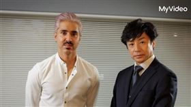 記者莫比恩阿扎爾（左）面對面訪問東山紀之（右），曾是傑尼斯事務所一員的他，接任公司解散改組後負責處理性侵案後續的SMILE-UP. CEO。（圖／台灣大哥大MyVideo提供）