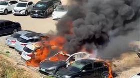 大陸電動車突飆升76度　迅速起火燒光7車(圖/翻攝畫面)