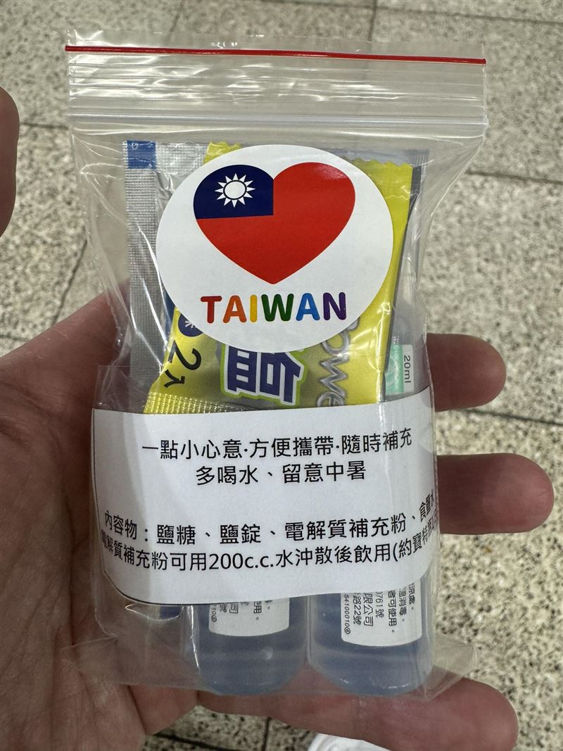 一名陌生女子在車站發「補給包」給每個要取花蓮救災的「鏟子超人」，讓她相當感動。（圖／翻攝自Threads＠francis.ck.lee）