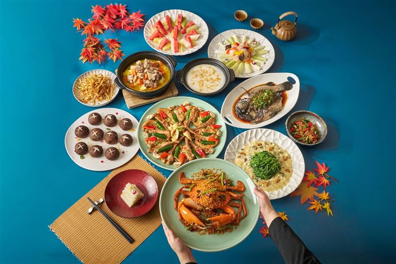 瀚寓酒店推「紅樓蟹逅」秋蟹宴，十人筵席23,800元，內含「避風塘辣炒沙公 • 瑤柱生滾粥」，每人再加贈一隻清蒸大閘蟹。（圖／飯店旅宿業者提供）