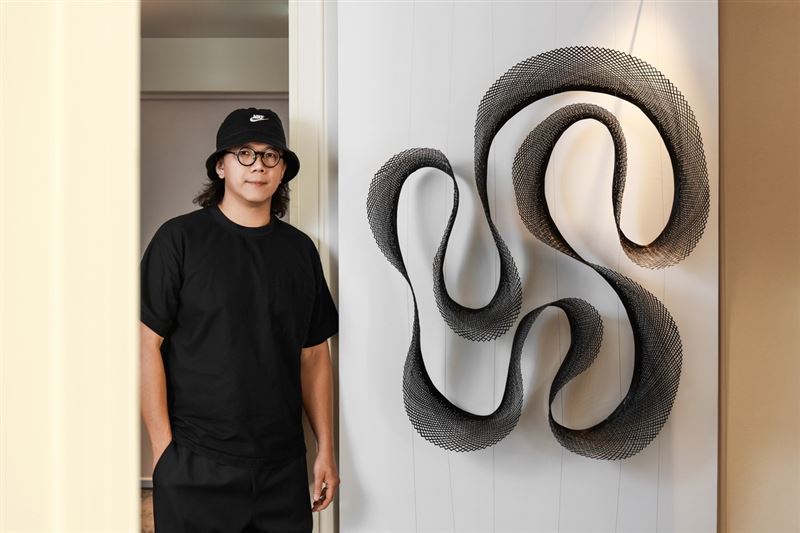 慕舍酒店「繆思之竹」個展—臺灣竹編藝術家林靖格與作品《流形・游》。（圖／飯店旅宿業者提供）