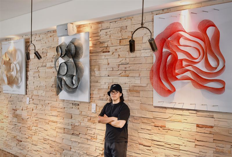 慕舍酒店「繆思之竹」個展—臺灣竹編藝術家林靖格與作品《巢、迴、焰》。（圖／飯店旅宿業者提供）