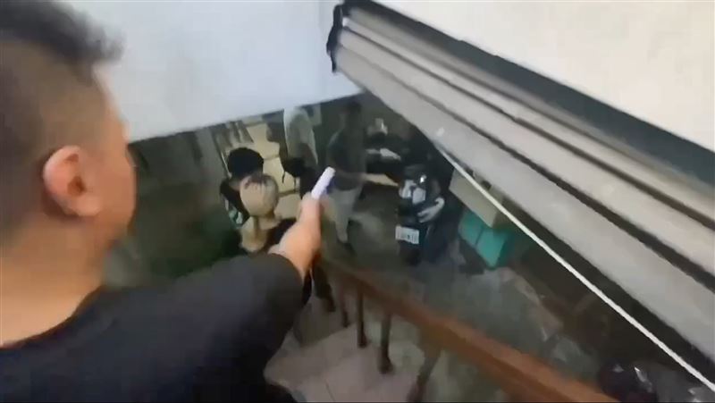 警方進行查扣參與飆車的改裝車。（圖／翻攝畫面）