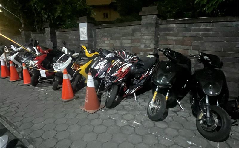 警方查扣飆車的改裝車。（圖／翻攝畫面）