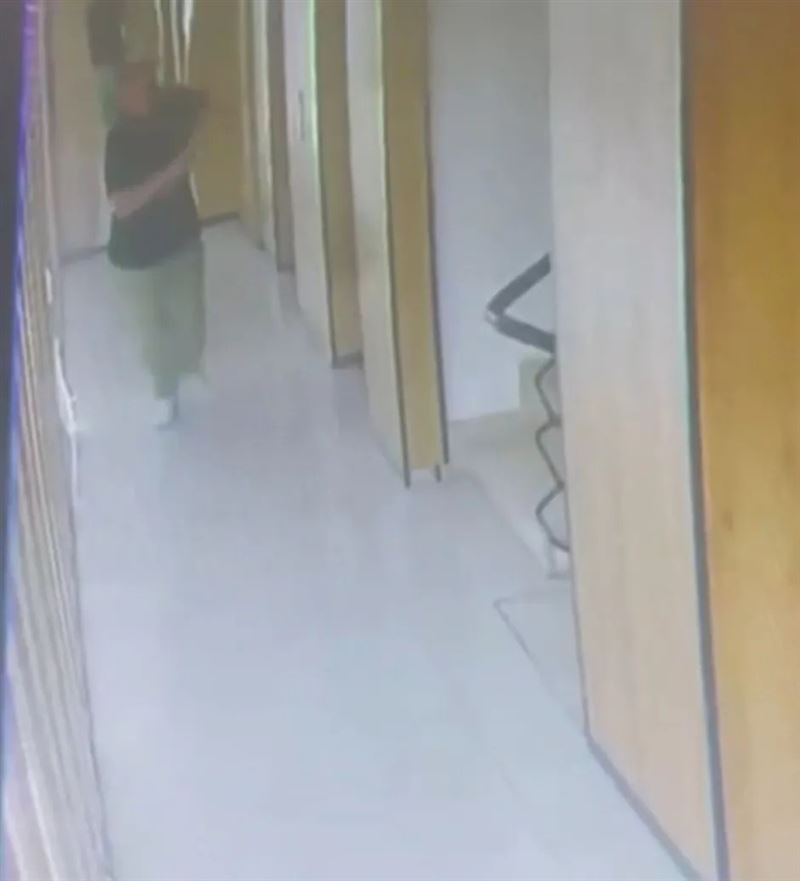 戈坎目睹妻子搭乘的電梯墜樓，狂奔至樓下試圖搶救愛妻。（圖／翻攝X）
