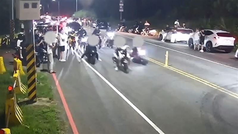 百輛改裝車飆車競速。（圖／翻攝畫面）