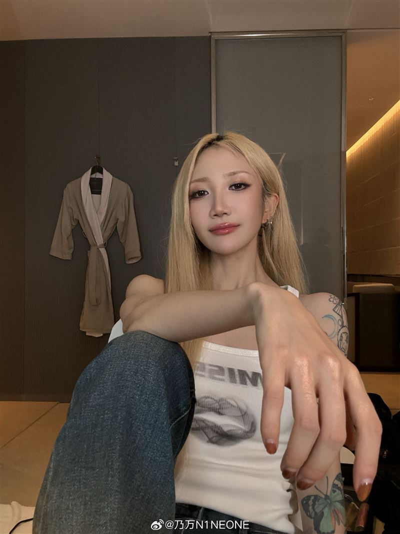 中國嘻哈歌手乃萬（Nineone）無辜捲入愛奇藝前副總車澈與李嘉格的離婚風波。（圖／翻攝自微博）