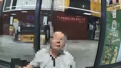 警方到場後，老翁才發現自己的背包就放在旁邊，情侶根本沒有碰。（圖／翻攝畫面）