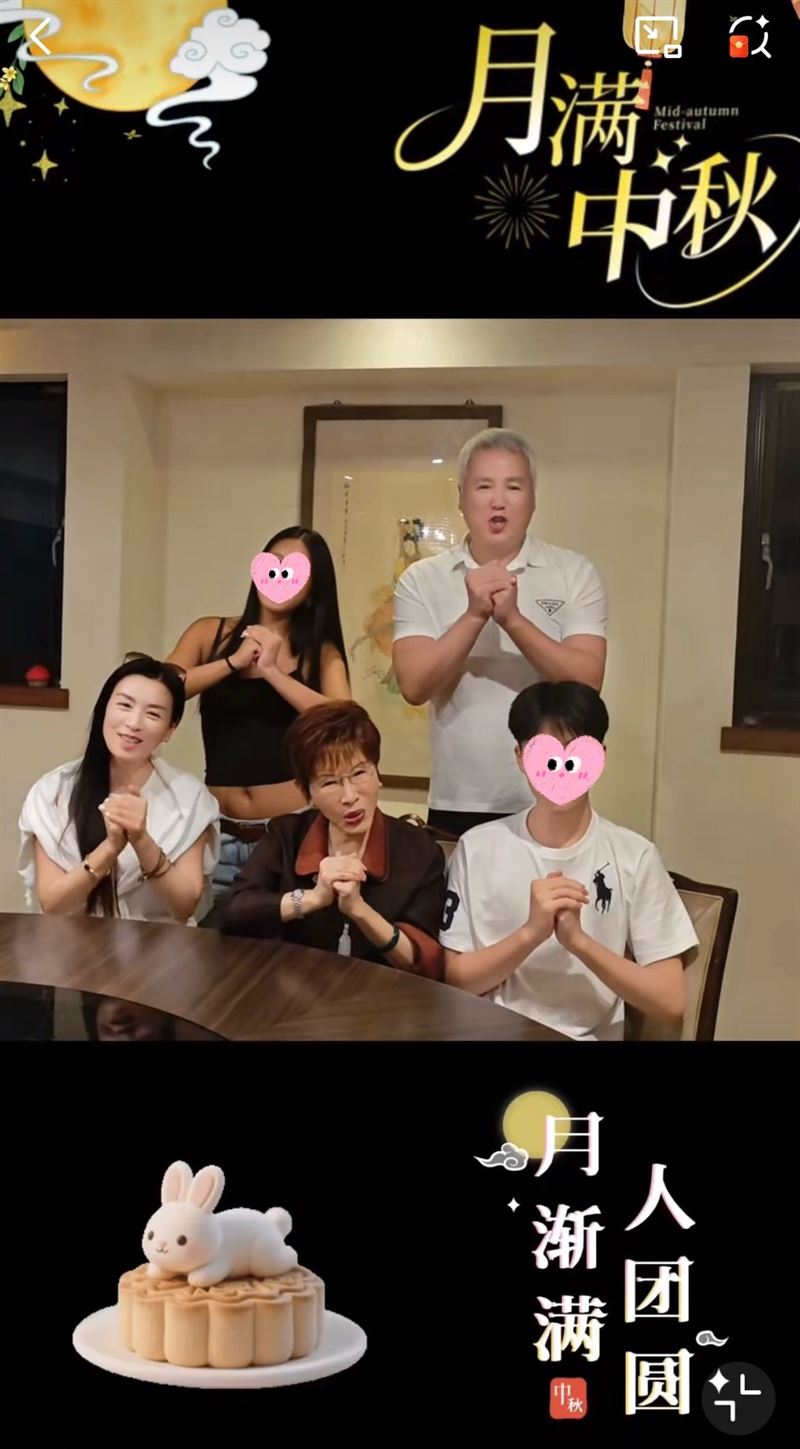 林瑞陽（後右）與張庭（前左起）與洪秀柱聚會。（圖／翻攝自微博）