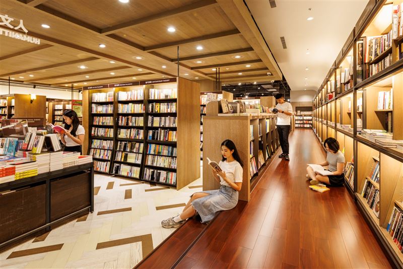誠品松菸24小時書店大幅度分區改裝，汲取敦南設計靈感，以沉穩柚木打造供讀者輕鬆閱讀的「坐讀階梯」