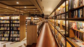 誠品松菸24小時書店大幅度分區改裝，汲取敦南設計靈感，以沉穩柚木打造供讀者輕鬆閱讀的「坐讀階梯」。