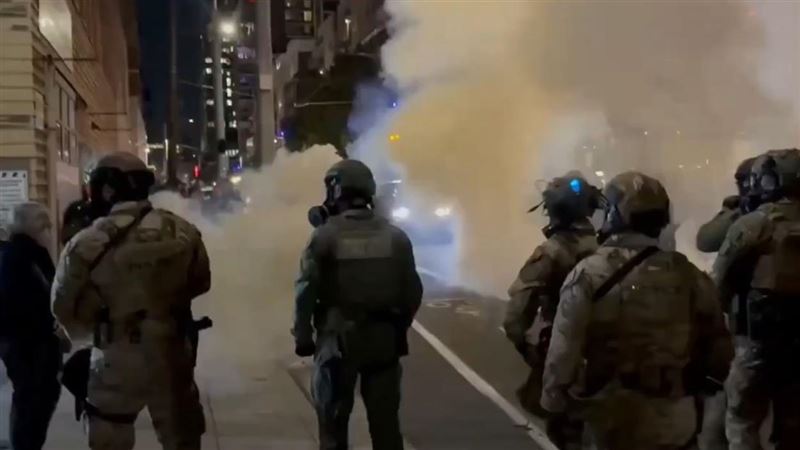 國民兵在芝加哥使用煙霧彈驅趕抗議民眾（圖／翻攝自X平台 @CoralTeresa）