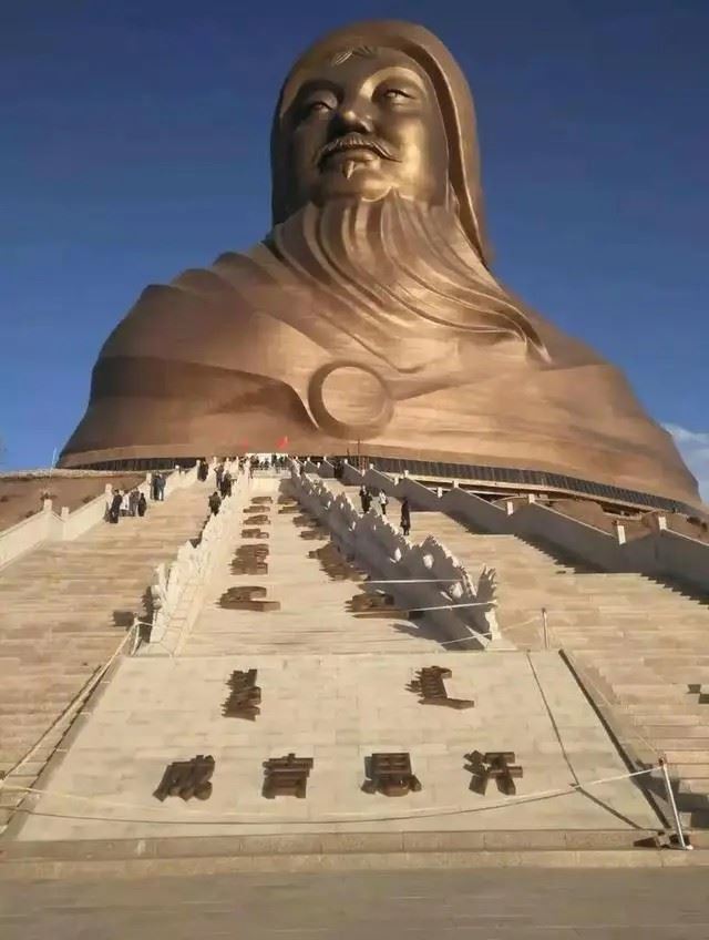 蒙古國的成吉思汗雕像面朝南方，基座上刻著「劍指長城」。（圖／翻攝自百度百科）