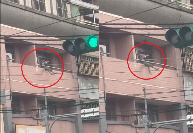 只見一名年幼孩童坐於陽台邊緣，身體前傾、雙腳懸空，一手拿便當筷子、一手持便當盒，似在悠然用餐，不少民眾看到影片都替男童捏把冷汗。（圖／Threads)