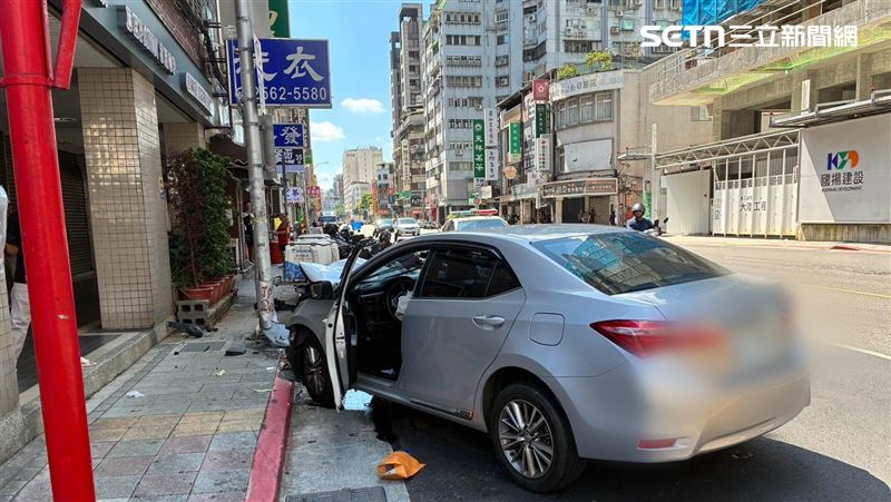 北市周男毒駕自撞人行道的燈桿，警員上救護車戒護送醫。（圖／翻攝畫面）
