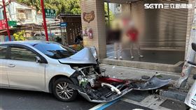 北市周男毒駕自撞人行道的燈桿，警員上救護車戒護送醫。（圖／翻攝畫面）