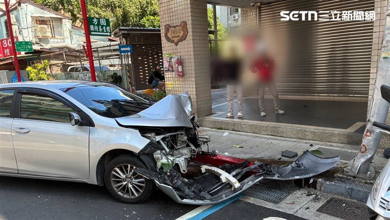 他無照逆向自撞燈桿　警搜出K菸戒護送醫