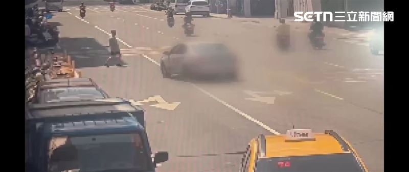 北市周男毒駕自撞人行道的燈桿，警員上救護車戒護送醫。（圖／翻攝畫面）
