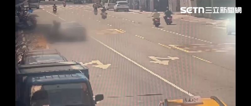 北市周男毒駕自撞人行道的燈桿，警員上救護車戒護送醫。（圖／翻攝畫面）