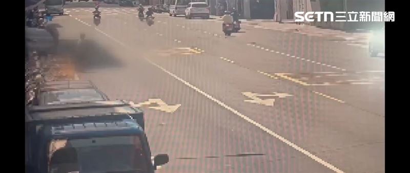 北市周男毒駕自撞人行道的燈桿，警員上救護車戒護送醫。（圖／翻攝畫面）