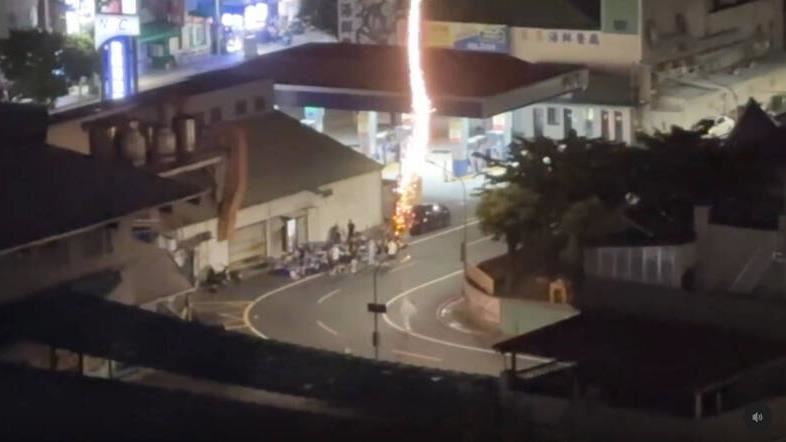 有民眾目擊該群年輕人深夜嬉鬧放鞭炮，簡直無法無天。（圖／翻攝Threads@ymd7414）