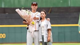 統一獅林安可百轟儀式，母親驚喜現身。（圖／統一獅提供） 