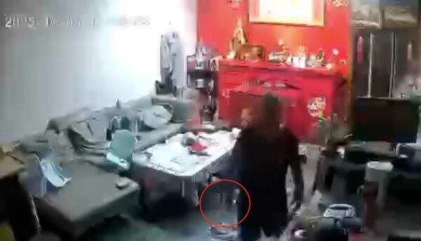 62歲高姓男子因長期無業且具暴力傾向，跟年邁老母要不到錢花，又看到媽媽願意花錢購買中秋節烤肉食材，竟在家中情緒失控，不僅砸壞家具，還持刀揚言要「砍死全家」，驚險過程全被家中監視器拍下。（圖／Threads)