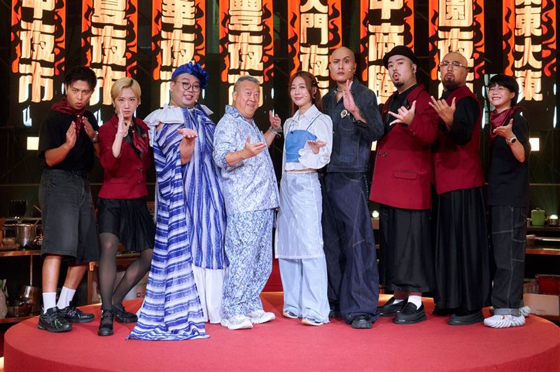 阿達（右3）主持的《夜市王》今年入圍金鐘獎。（圖／翻攝自臉書）