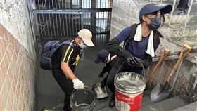 新北近百名師生志工馳援花蓮光復（2）花蓮縣光復鄉遭馬太鞍溪堰塞湖溢流重創，光復商工及光復國中校園環境嚴重受損，新北市教育局除整備支援災後復原物資火速送抵花蓮外，也號召近百名志工團隊投入復原清理。（新北市教育局提供）中央社記者王鴻國傳真　114年10月5日