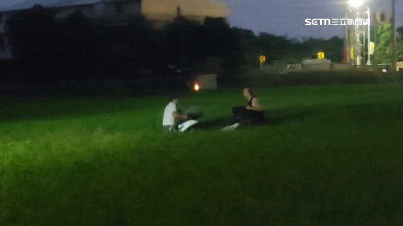 獨／靠邊幫女兒綁頭髮　人帶重機車摔田裡