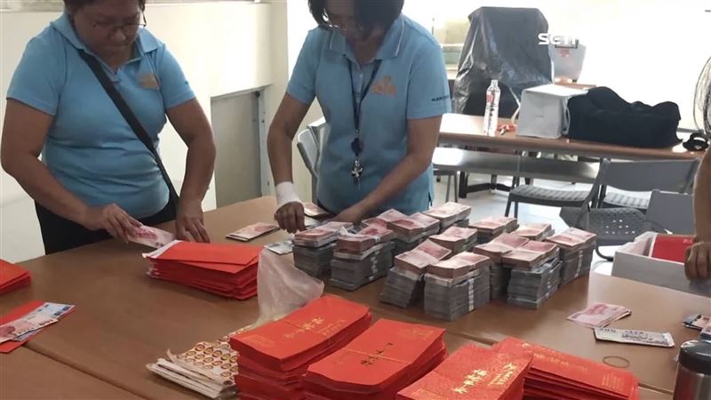 廟方志工事前把現金分裝好