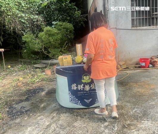 ，死者於去年8月騎乘機車離家後就杳無音訊，家屬心急如焚，曾向警方報案並展開多次搜尋，但始終未獲線索。沒想到哥哥在拜完地基主後就意外尋獲弟弟，不過已經成為骨骸。（圖／張雪如議員提供）