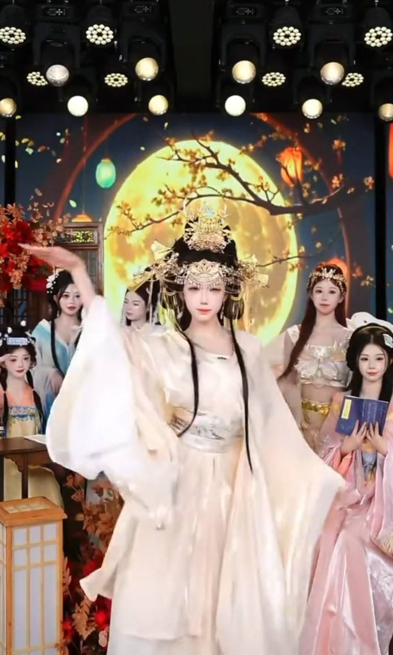 楓葉姊姊（中）中秋換裝（圖／翻攝自抖音）