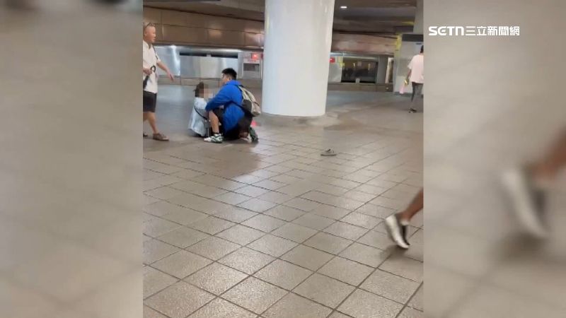 女子遭毆癱坐在地