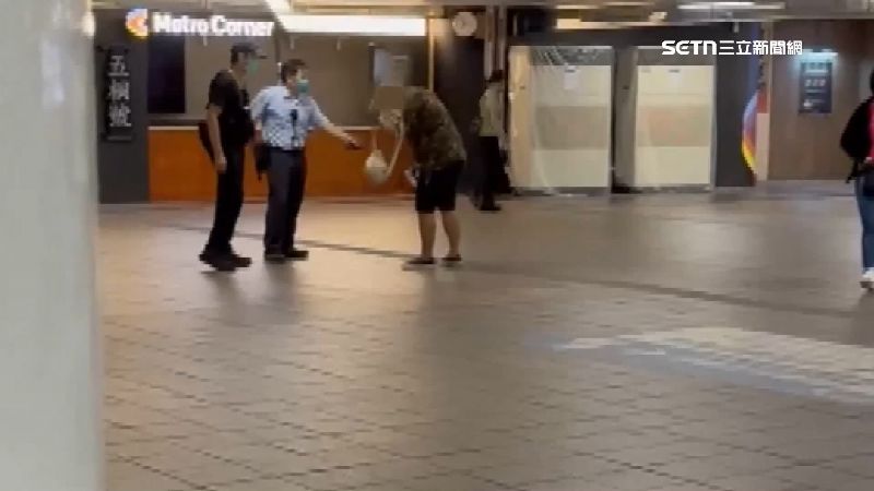 動手男子看到警察後疑似佯裝成身體不適藉機離開現場